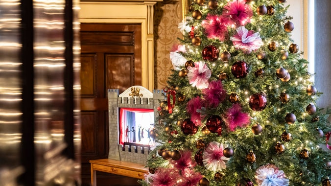 Coeden Nadolig a theatr pypedau cysgod yn yr Ystafell Groeso yng Nghastell y Waun, Wrecsam.